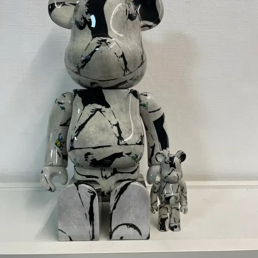 [BUNJANG] Medicom Toy BE@RBRICK Banksy Flower Bomber 400% + 100% / 베어브릭 뱅크시 플라워붐버 400%+100%