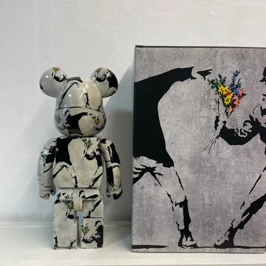 [BUNJANG] Medicom Toy BE@RBRICK Banksy Flower Bomber 400% + 100% / 베어브릭 뱅크시 플라워붐버 400%+100%