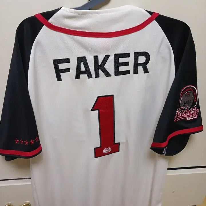 [BUNJANG] T1 Faker 2026 Birthday Baseball Jersey XL (Includes Photocard) / T1 티원 페이커 생일 굿즈 야구 유니폼 XL (포카 포함) 팝니다