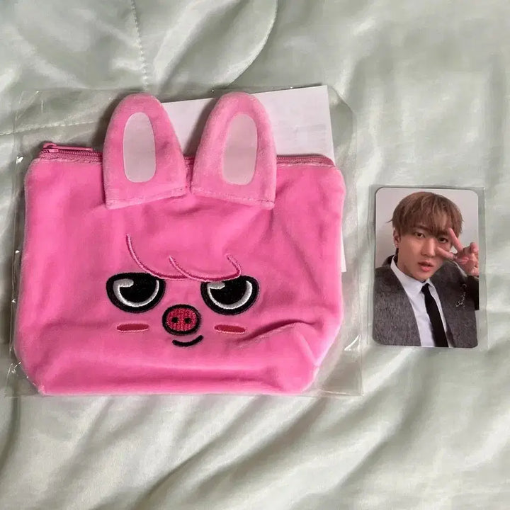 [BUNJANG] Stray Kids Japan Kuji Changbin Dwaekki Pouch &amp; Photocard Set (Sealed) / 미개봉) 스키즈 일본 쿠지 창빈 돼끼 파우치 포카 1장