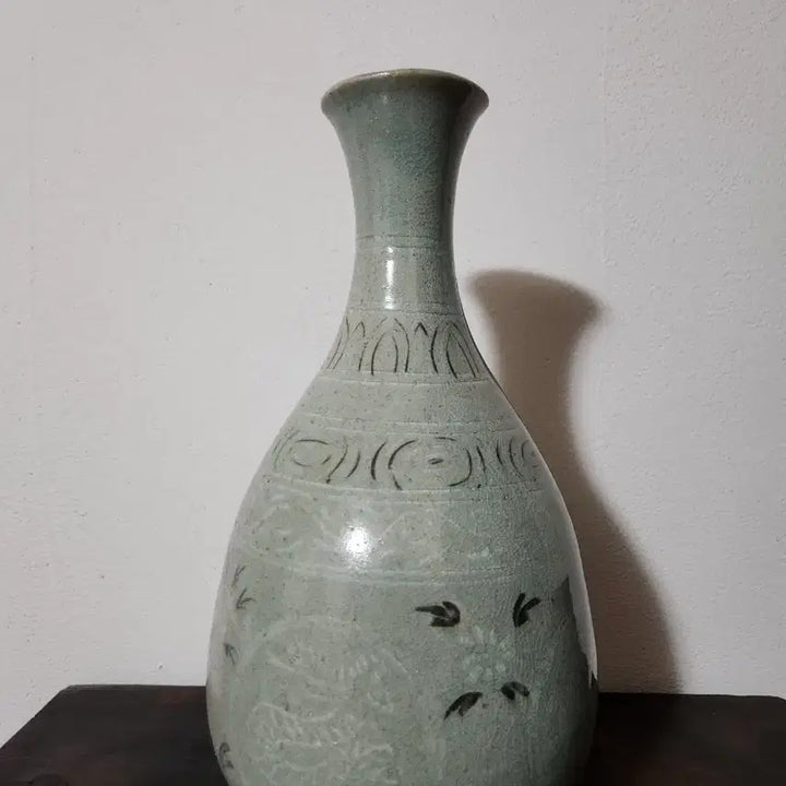 [BUNJANG] Unusual Celadon Vase with Deep Vintage Charm / [고미술] 깊은 세월의 멋을 간직한 비정형 청자 화병
