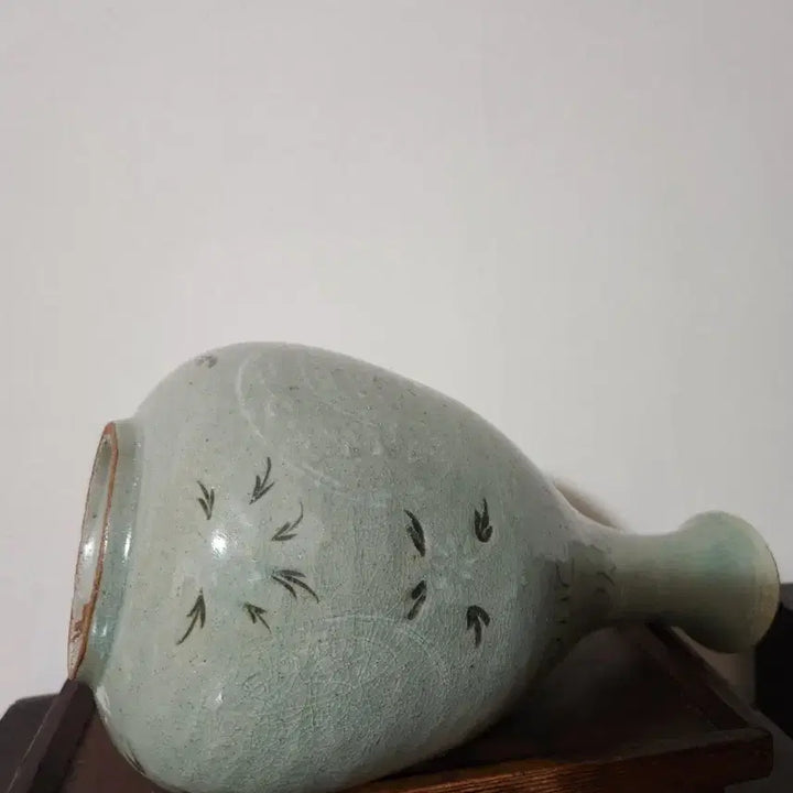 [BUNJANG] Unusual Celadon Vase with Deep Vintage Charm / [고미술] 깊은 세월의 멋을 간직한 비정형 청자 화병