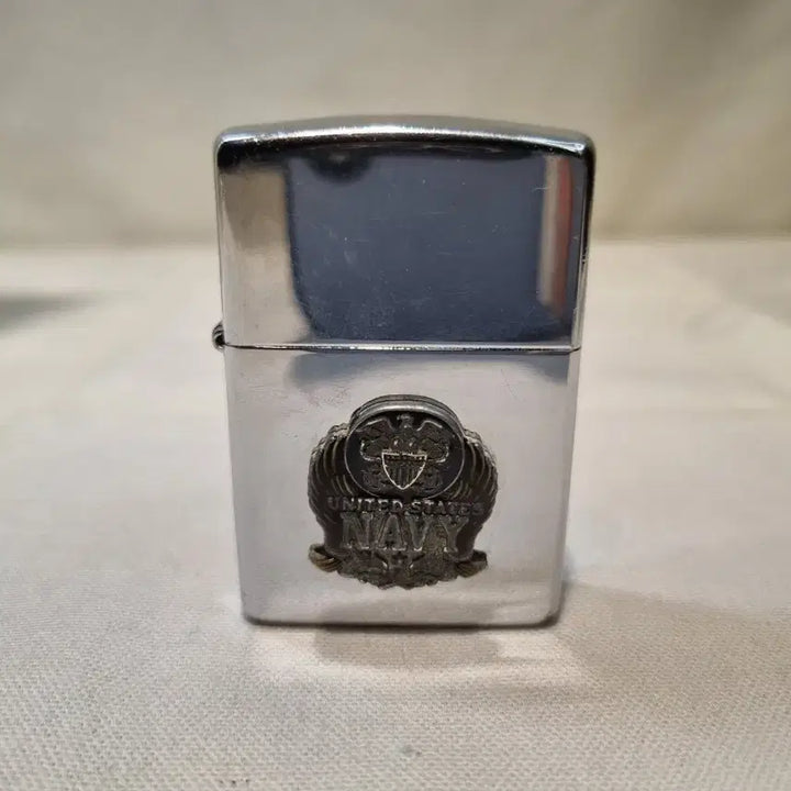 [BUNJANG] Zippo U.S. Navy Metal Emblem Vintage Oil Lighter (1995) / 지포 U.S.NAVY 메탈 엠블럼이 부착된 오일 라이터 ( 1995년 )