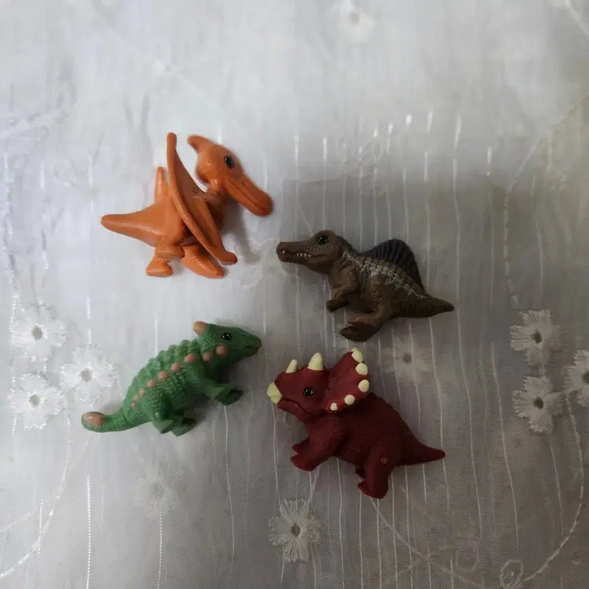 [BUNJANG] Kinder Joy Dinosaur Figure Set (4 Types) / 킨더조이 공룡 피규어 4종