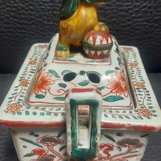 [BUNJANG] Manryeok Dynasty Celadon Vase with Dragon and Lion Motif / 만력 운용문 향훈