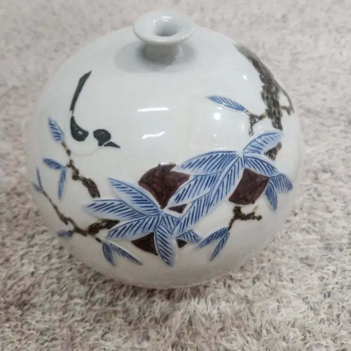 [BUNJANG] Cardinal Kim Sou-hwan Autographed Iron-Colored Floral and Bird Decorated Celadon Vase / 김수환 추기경님 친필 낙관이 있는 철화화조문 도자기
