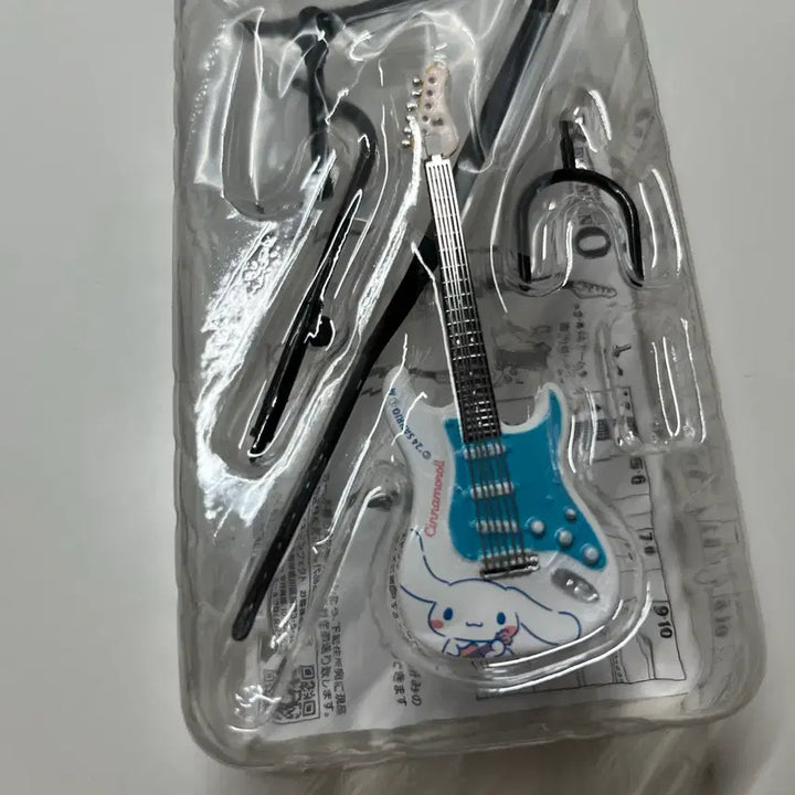[BUNJANG] Sanrio Rock Mono Miniature Guitar Cinnamoroll / 산리오 락모노 미니어쳐 기타 시나모롤