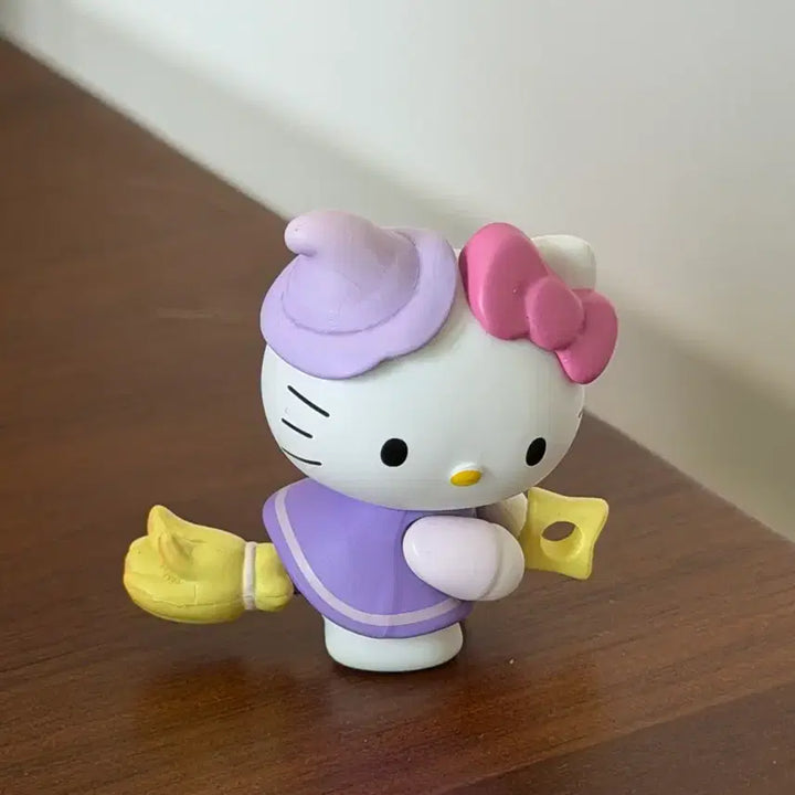 [BUNJANG] Sanrio Hello Kitty Magical Study Series Figurine - Broom / 산리오 헬로키티 마법공부 시리즈 랜덤 피규어 - 빗자루