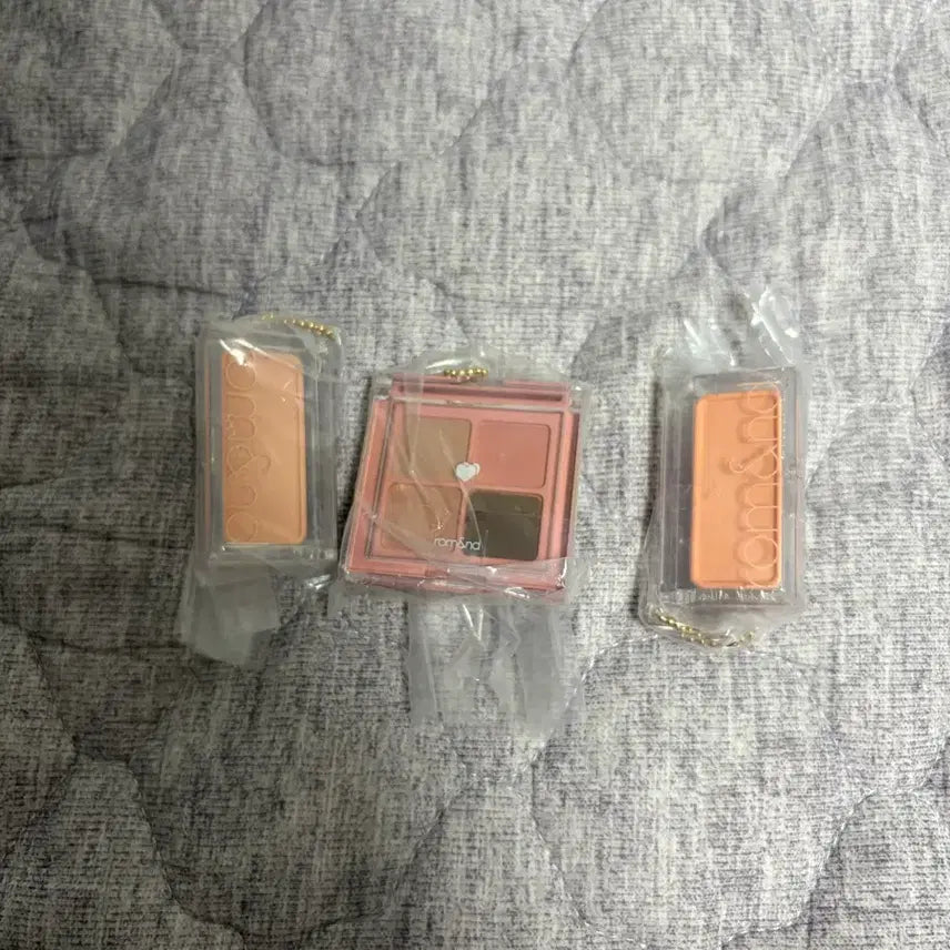 [BUNJANG] Rom&amp;nd Bandai Gacha Keyring Bundle Set / 롬앤 화장품 가챠 일괄