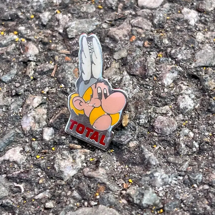 [BUNJANG] TOTAL x Asterix French Vintage Pin Brooch / TOTAL 토탈 아스테릭스 캐릭터 프랑스뱃지 빈티지뱃지 핀브로치 A197