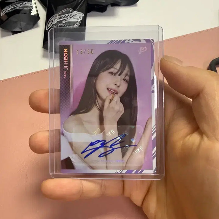 [BUNJANG] fromis_9 Jiheon Teleca Autograph Card (Limited Edition 13/50) &amp; Other Cards Bundle Set / 프로미스나인 테레카 백지헌 오토 13/50한정 및 기타 카드 일괄