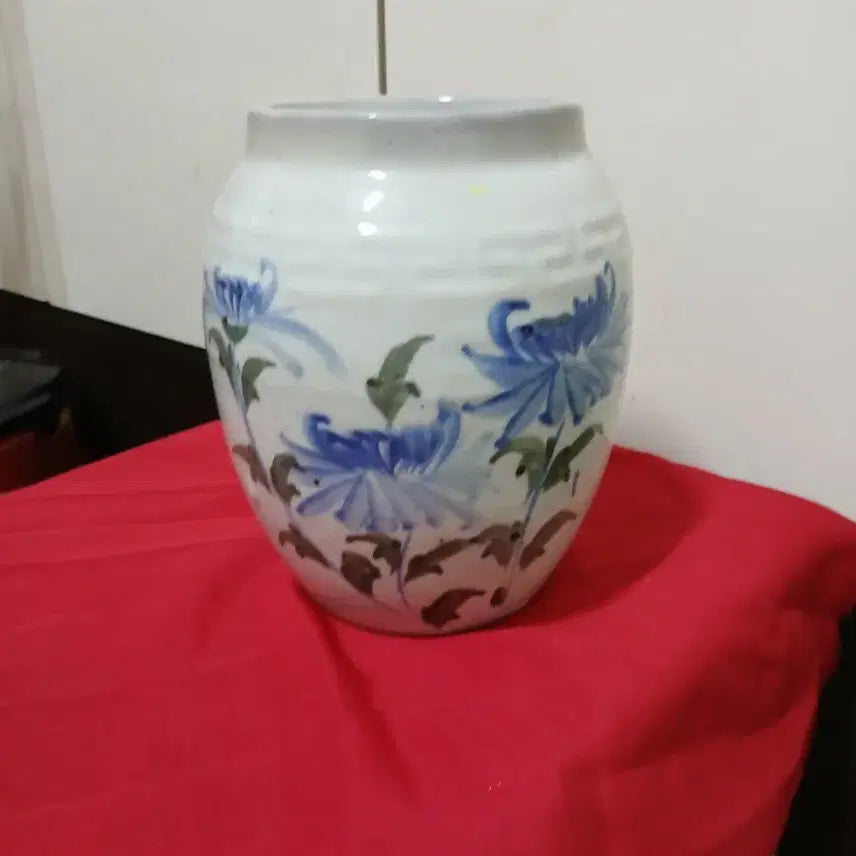 [BUNJANG] Blue and White Porcelain Jar with Chrysanthemum Decoration / 해주 도자기