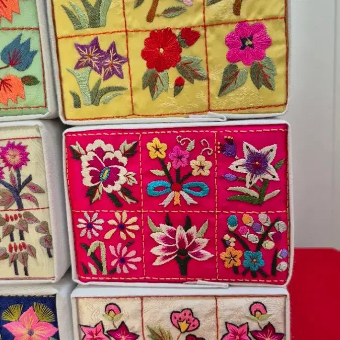 [BUNJANG] Hand-Embroidered Golden Needle Display Piece / 손자수 골침