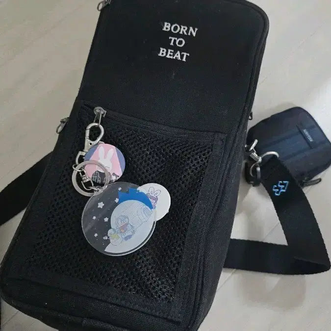 [BUNJANG] BTOB Official Lightstick Pouch Bag with Keyring and Badge Set / 비투비 응원봉 가방 양도 (파우치 키링 및 뱃지 포함)