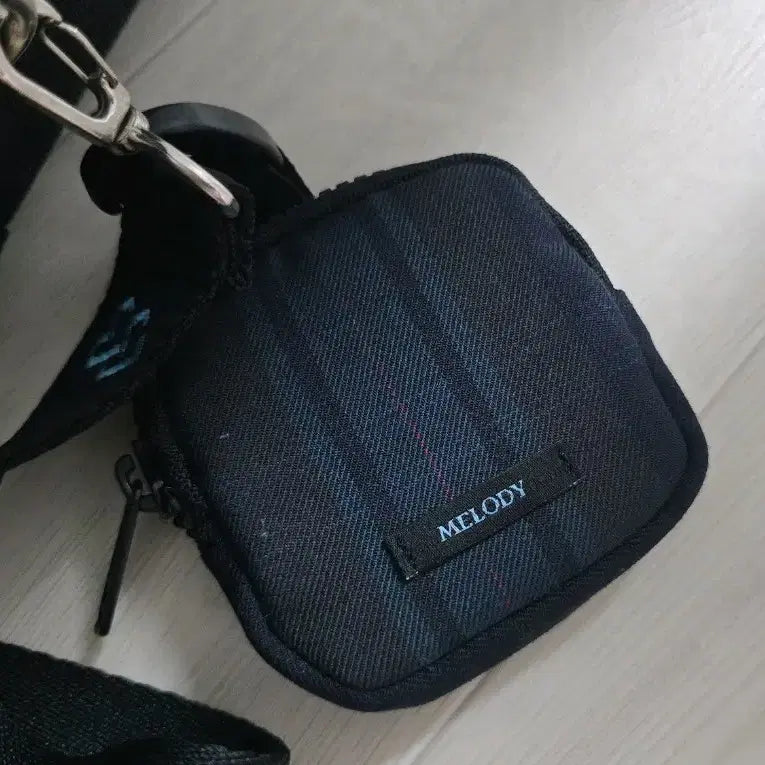 [BUNJANG] BTOB Official Lightstick Pouch Bag with Keyring and Badge Set / 비투비 응원봉 가방 양도 (파우치 키링 및 뱃지 포함)