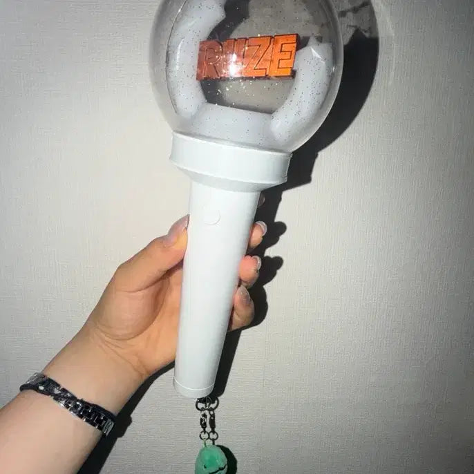 [BUNJANG] RIIZE Official Light Stick + JOGUMAN Charm Set / 라이즈 응원봉 + 조구만 키링 팔아오