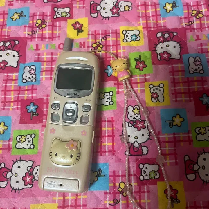 [BUNJANG] Vintage Hello Kitty Classic Cell Phone with Tanned Bead Strap / 헬로키티 고전 핸드폰 (고전 태닝 비즈 스트랩도)