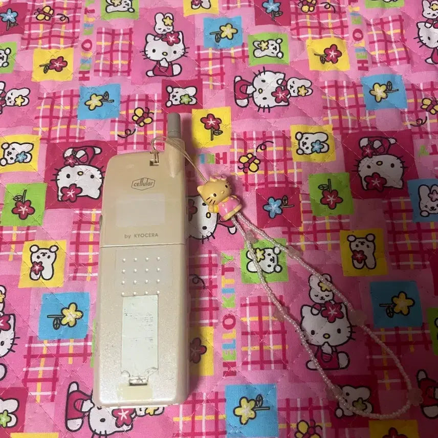 [BUNJANG] Vintage Hello Kitty Classic Cell Phone with Tanned Bead Strap / 헬로키티 고전 핸드폰 (고전 태닝 비즈 스트랩도)