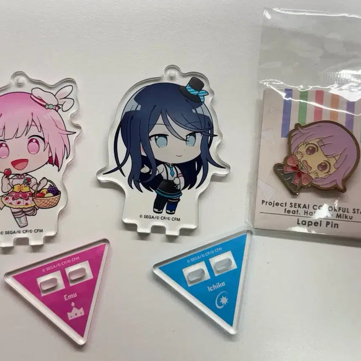 [BUNJANG] Project Sekai Emu, Ichika Acrylic Stand &amp; Pin Bundle Set / [일괄] 프로젝트 세카이 에무, 이치카 아크릴 스탠드/핀