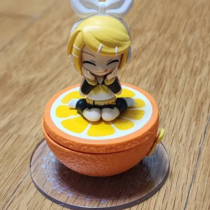 [BUNJANG] Vocaloid Kagamine Rin Party On Desk Figure / 프세카.보컬로이드 카가미네 린 파티 온 데스크 피규어.가챠. 굿즈 판매.