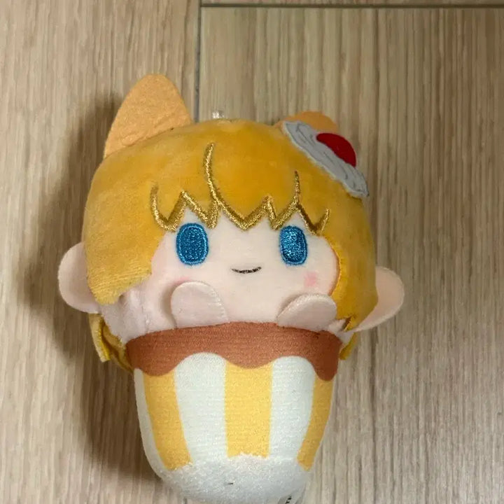 [BUNJANG] Attack on Titan Armin Cupcake Plush / (미개봉) 진격의거인 컵케이크 타피 누이 아르민 판매합니다