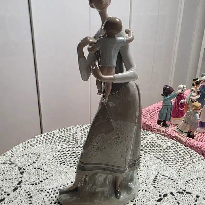 [BUNJANG] Lladró Mother Holding Baby Porcelain Figurine / 야드로 엄마와 아기 피겨린