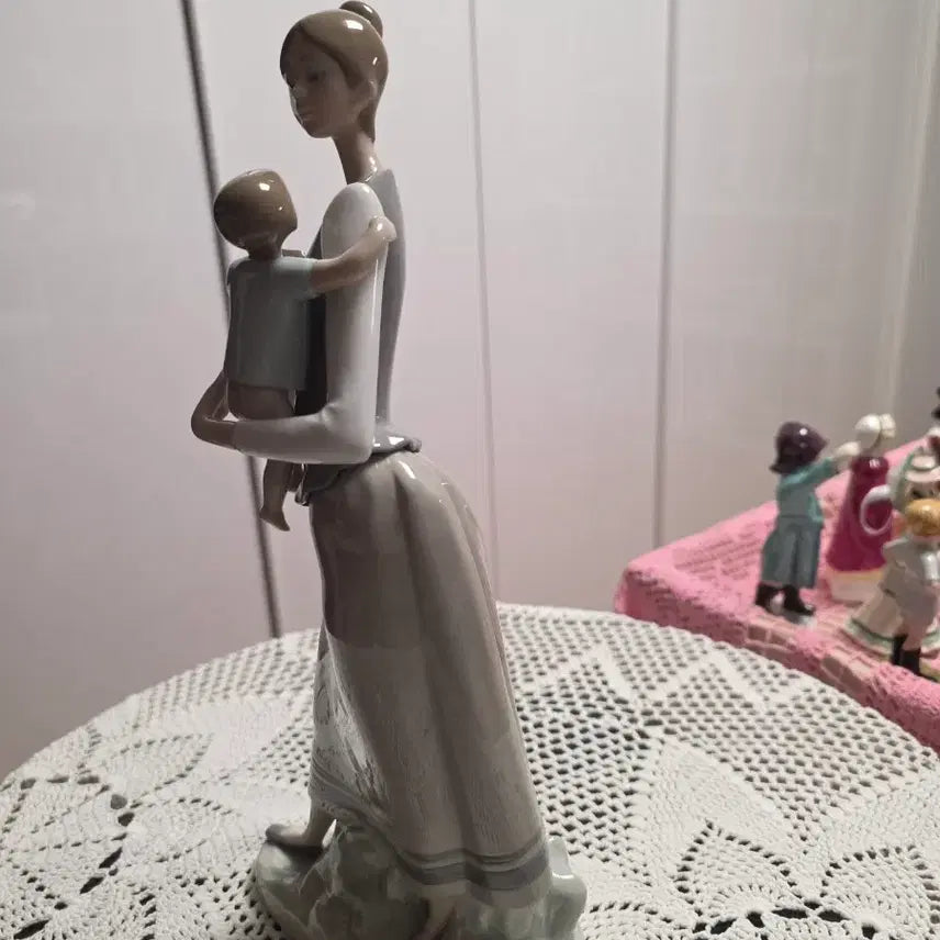 [BUNJANG] Lladró Mother Holding Baby Porcelain Figurine / 야드로 엄마와 아기 피겨린