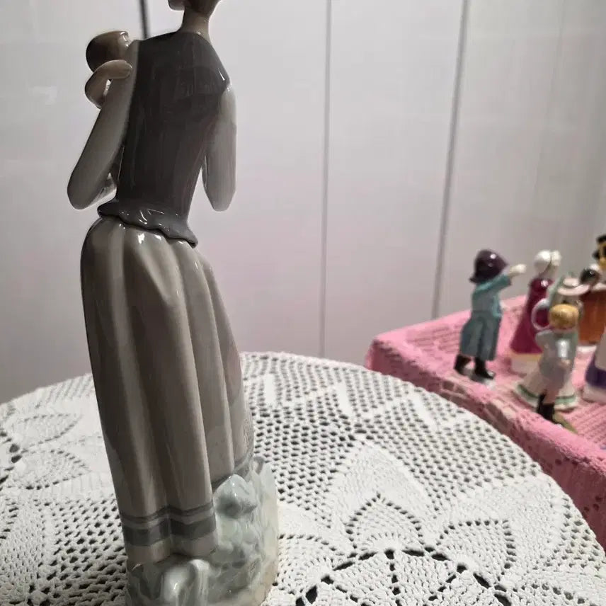 [BUNJANG] Lladró Mother Holding Baby Porcelain Figurine / 야드로 엄마와 아기 피겨린