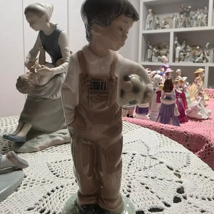 [BUNJANG] Nao by Lladro Boy with Soccer Ball Figurine / 야드로 축구소년 피겨린