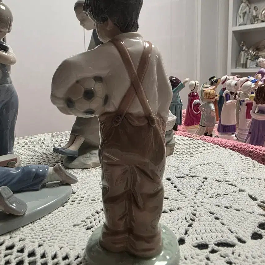 [BUNJANG] Nao by Lladro Boy with Soccer Ball Figurine / 야드로 축구소년 피겨린
