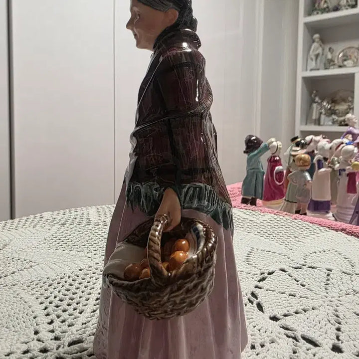 [BUNJANG] Royal Doulton The Orange Lady HN1759 Figurine / 로얄덜튼 두바구니 들고 있는할머니 피겨린