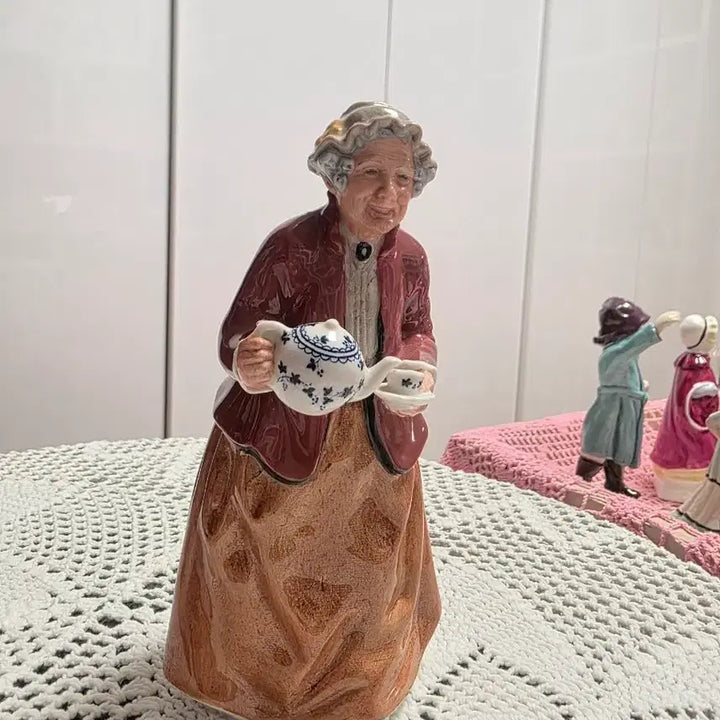 [BUNJANG] Royal Doulton Grandmother with Teacup Figurine / 로얄덜튼 찻잔들은 할머니 피겨린