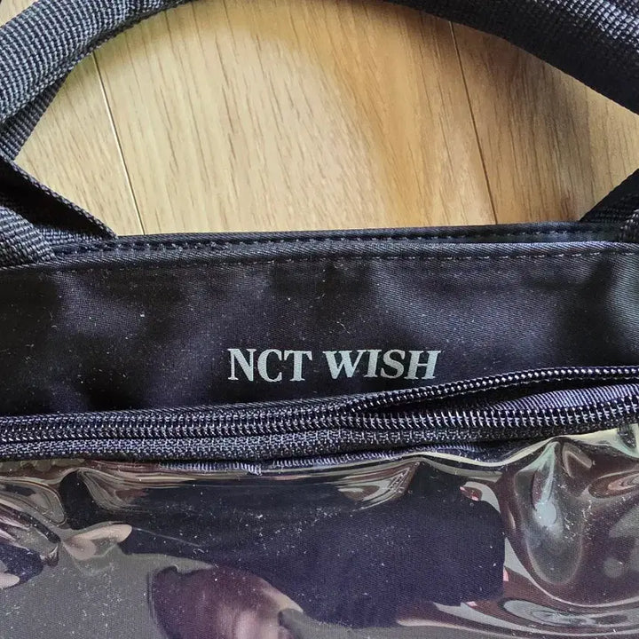[BUNJANG] NCT WISH 2nd Anniversary Fan Meeting Transparent Itabag &amp; 6-Member Can Badge Set (Sealed) / [미개봉] NCT WISH 팬미팅 굿즈 투명 이타백 + 6인 캔배지 세트