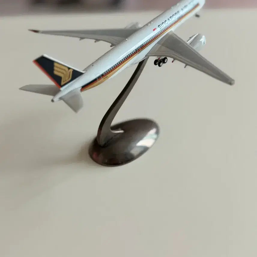 [BUNJANG] Phoenix Singapore Airlines A350-900 1:400 Scale Airplane Model / 피닉스 싱가포르 항공 A350-900 1:400 비행기 모형