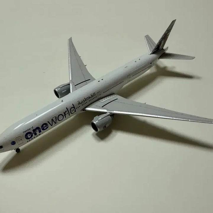 [BUNJANG] Phoenix Boeing 777-300ER Qatar Airways Diecast Model 1:400 Platinum Series / 피닉스 Boeing 777-300ER 카타르 항공 다이캐스트 모형