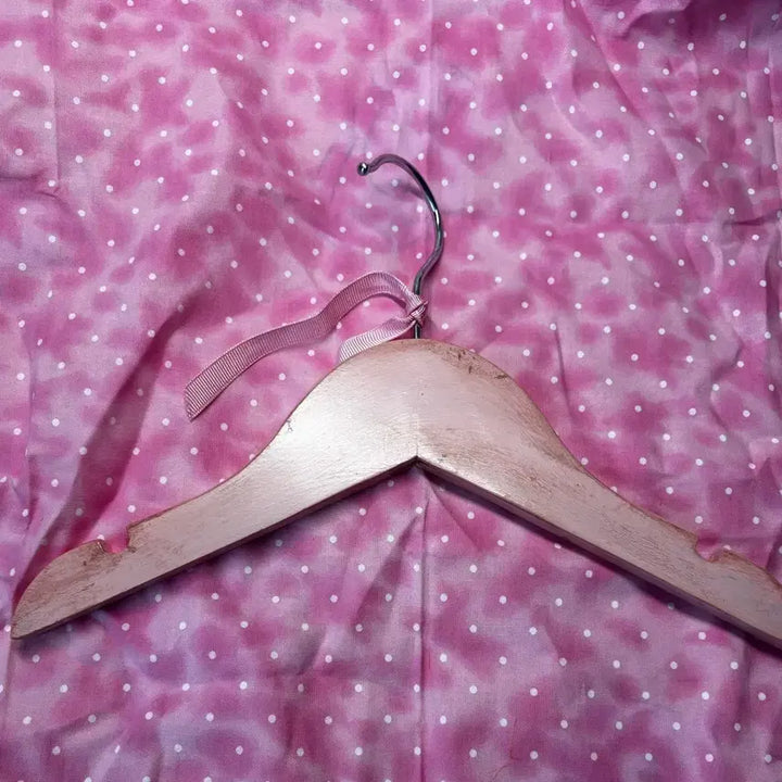 [BUNJANG] Pink Wooden Hanger with Cute Doll Face Illustration / 핑크 원목 옷걸이