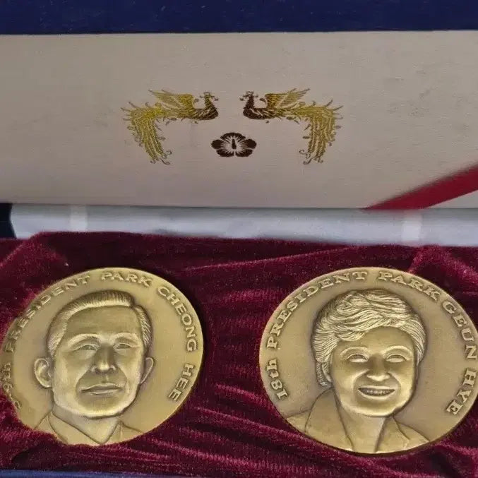 [BUNJANG] Park Chung-hee &amp; Park Geun-hye Presidential Bronze Medals / 박정희 대통령 박근혜 대통령 동메달