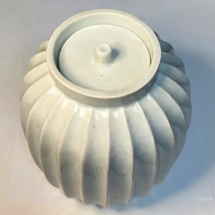 [BUNJANG] Joseon Dynasty White Porcelain Incense Burner with Lid (Baekja Neungseonmun Yu Gae Ho) / 백자능선문유개호