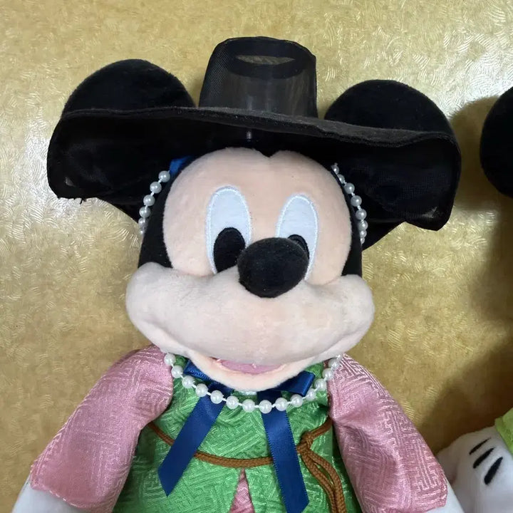 [BUNJANG] Mickey Mouse &amp; Minnie Mouse Hanbok Korean Traditional Clothing Dolls / 미키서울 한복입은 미키 미니 인형