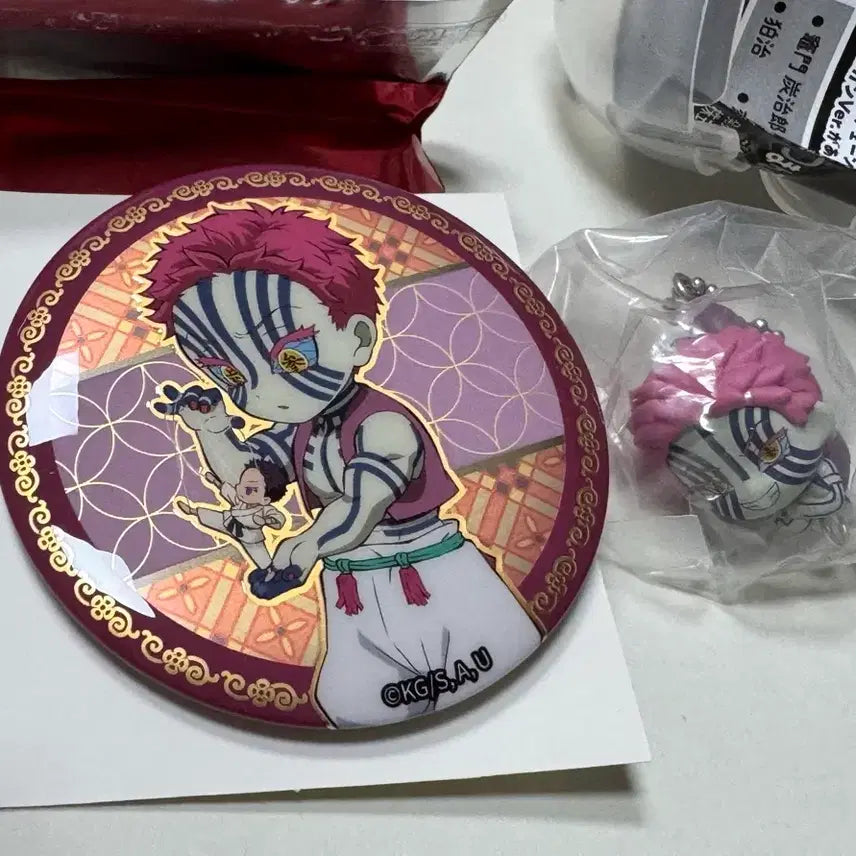 [BUNJANG] Demon Slayer Akaza Chinese Limited Edition Can Badge &amp; Gacha Bundle / 귀멸의칼날 아카자 중국 한정판 캔뱃지,대롱가챠 일괄판매