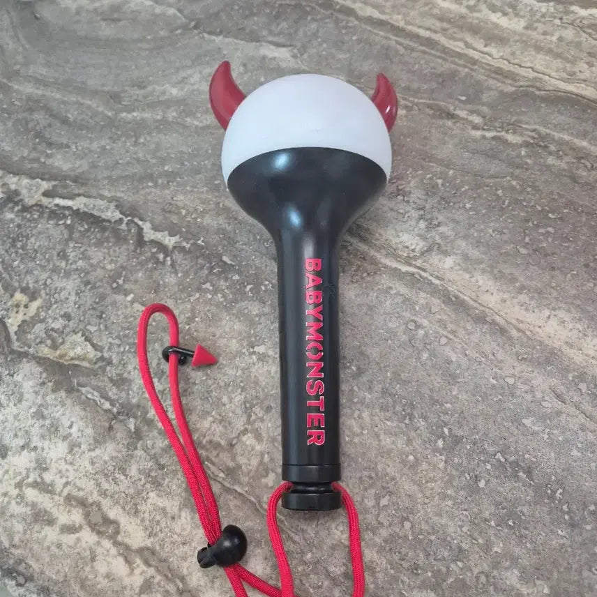 [BUNJANG] BABYMONSTER Official Lightstick with Ahyeon Photocard / 베이비몬스터 응원봉 판매합니다(포토카드 아현)