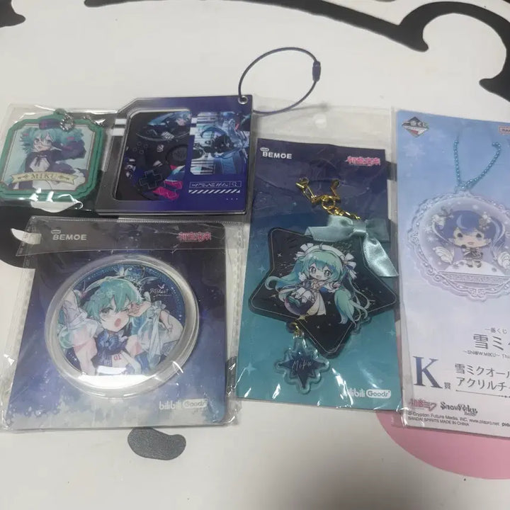 [BUNJANG] Hatsune Miku Goods Acrylic Keyring and Badge Set / 하츠네미쿠 굿즈 아크릴 키링 뱃지 세트