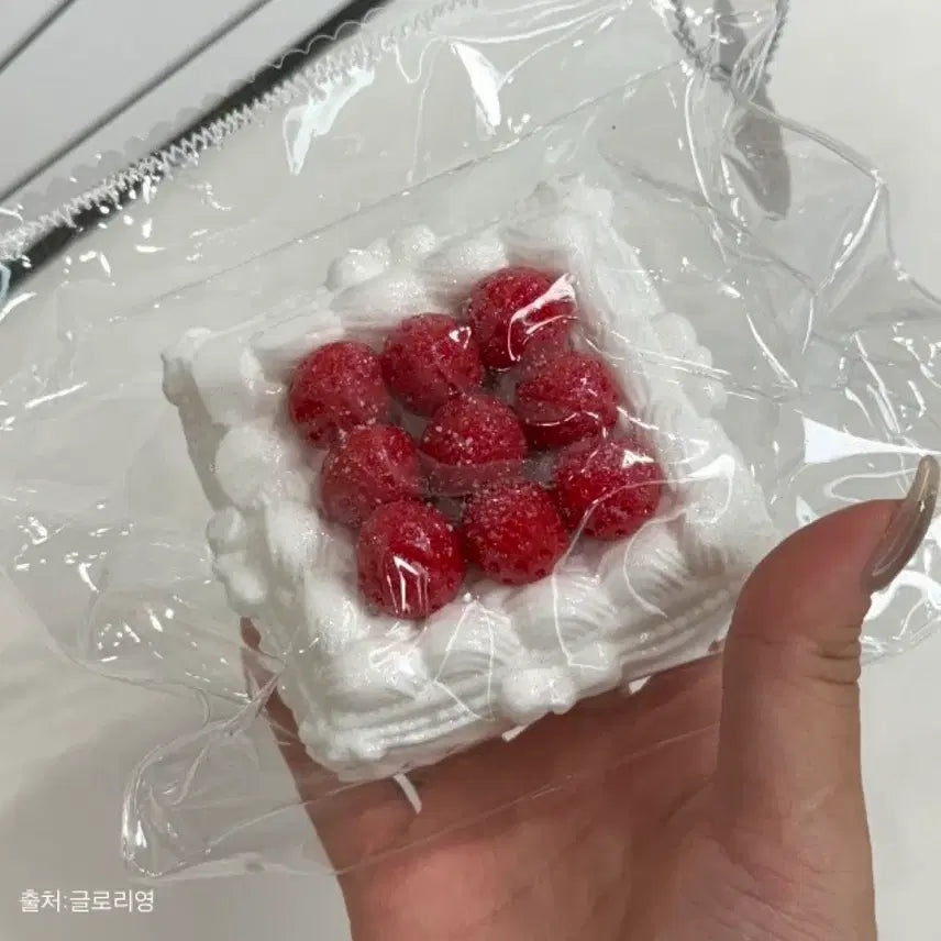 [BUNJANG] Strawberry Cake Squishy / 샤오홍슈 해외샵 딸기케이크 말랑이