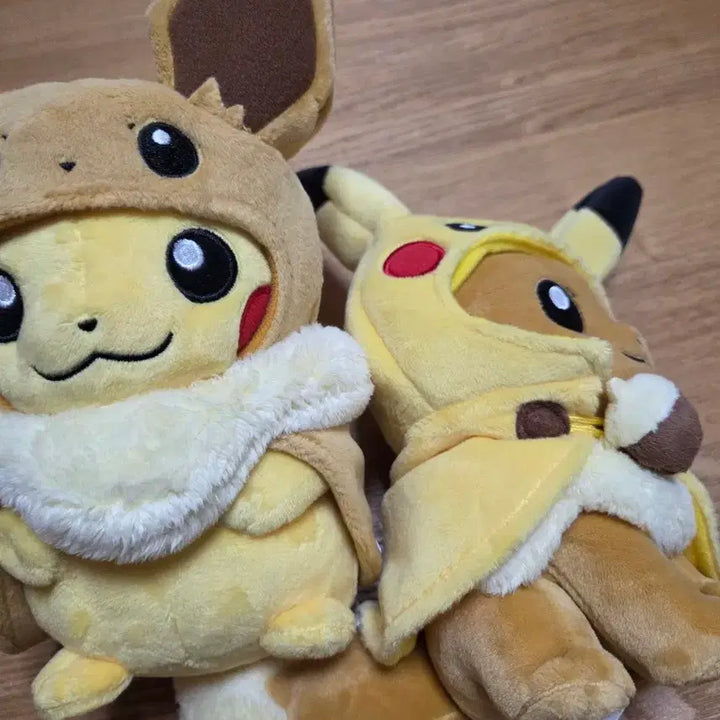[BUNJANG] Pokemon Center Pikachu &amp; Eevee Poncho Plush / 포켓몬센터 팬오브 이브이 피카츄, 판쵸 피카츄 이브이 인형