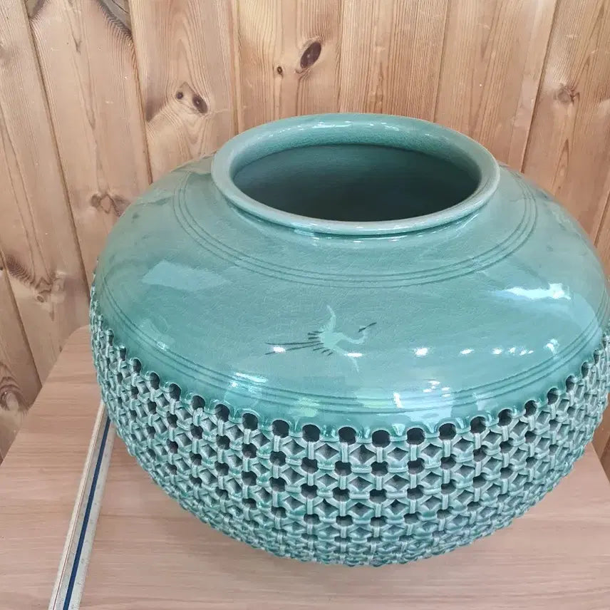 [BUNJANG] Cheongsan Large Openwork Ceramic Vase / 청산의 대형 투각도자기