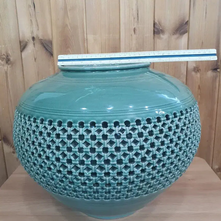 [BUNJANG] Cheongsan Large Openwork Ceramic Vase / 청산의 대형 투각도자기