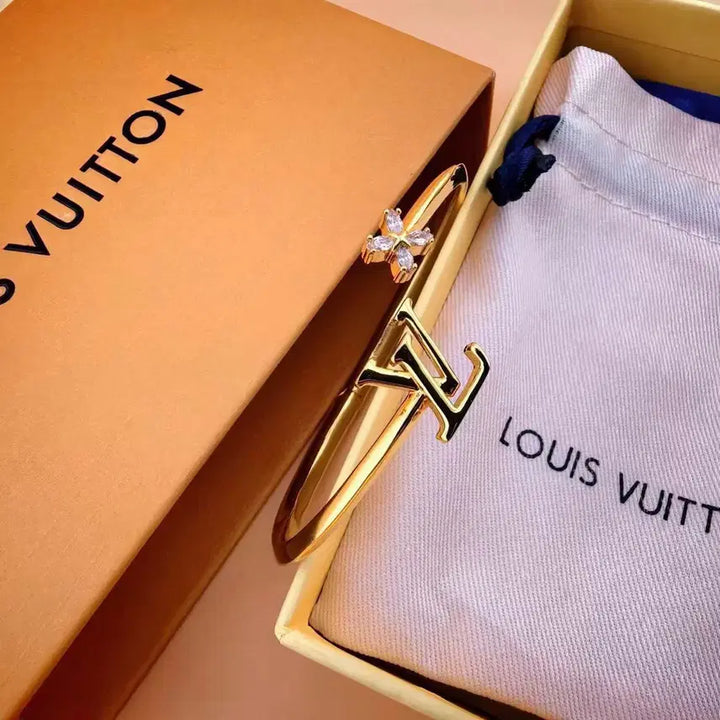 [BUNJANG] Louis Vuitton LV Iconic Signature Logo Gold Metal Bracelet / 루이비통 LV 아이코닉 시그니처 로고 골드 금속 팔찌 여성용 액세서리