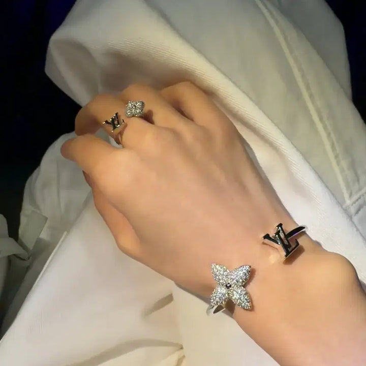 [BUNJANG] Louis Vuitton Classic Monogram Flower Star Charm Silver Bracelet / 차분한 은색 LV 팔찌 클래식 몽오그램 꽃 별 장식 여성 명품 팔찌