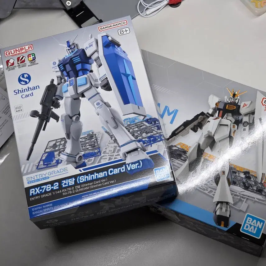 [BUNJANG] Bandai EG Gundam RX-78-2 Shinhan Card Version &amp; EG Nu Gundam / [한국한정]반다이 EG 건담 RX-78-2 신한카드 버전+EG 뉴건담