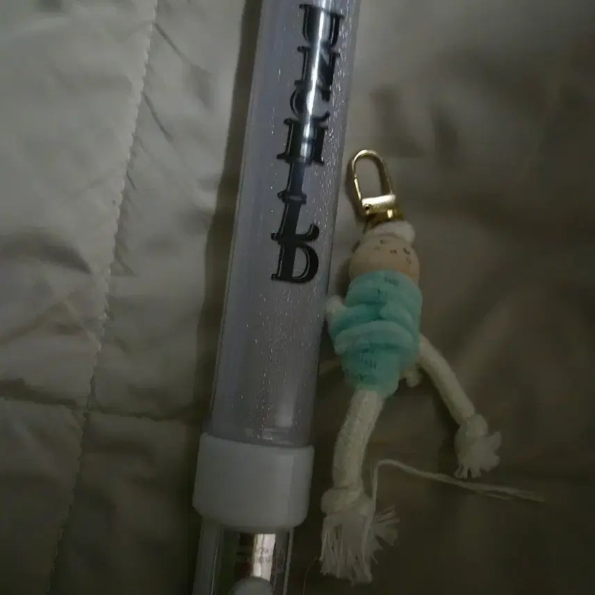 [BUNJANG] Unchild Nah-eun Wooden Doll + Temporary Cheer Stick Bundle Set / 언차일드 나하은 목각인형+임시응원봉 양도 UNCHILD판매sell